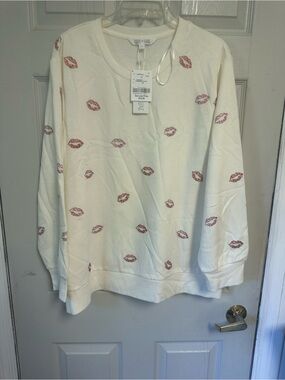 Cream Crewneck Sweatshirt with Pink Lip Print